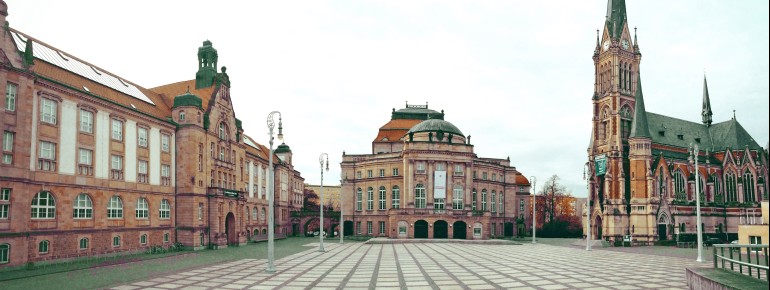 Der Theaterplatz wird von den Kunstsammlungen, dem Opernhaus und der St. Petrikirche eingerahmt.