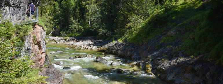 Malerisch plätschert die Brandenberger Ache unterhalb des engen Steigs entlang.