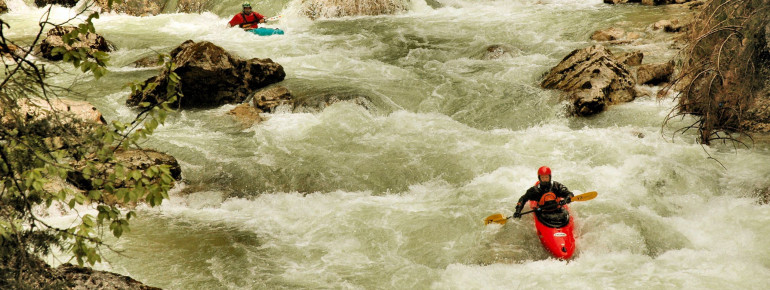 Auch bei Kajakfahrern ist die Brandenberger Ache mit ihren Wirbeln und Felsvorsprüngen beliebt.