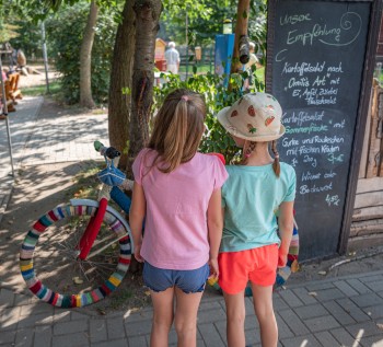 Das Holle Haus lockt micht hausgemachten Spezialitäten, von Kartoffelsalat über selbstgemachte Torten. Hier ist für jeden etwas dabei.