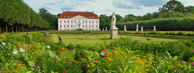 Blick auf das Schloss Friedrichsfelde im Tierpark Berlin.