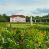 Blick auf das Schloss Friedrichsfelde im Tierpark Berlin.