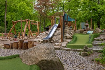 Direkt neben dem Tierpark lädt der Abenteuerspielplatz „Hexe Lilly“ zum Klettern, Toben und Entdecken ein.