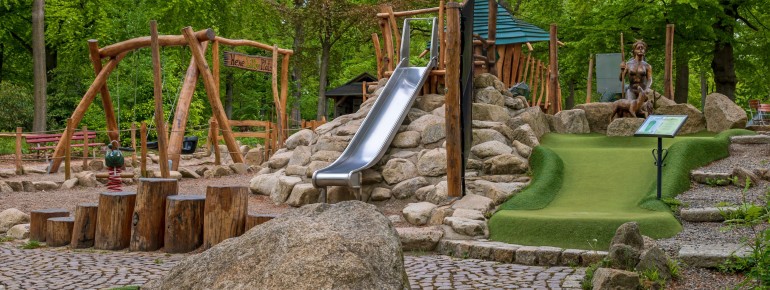 Direkt neben dem Tierpark lädt der Abenteuerspielplatz „Hexe Lilly“ zum Klettern, Toben und Entdecken ein.