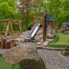 Direkt neben dem Tierpark lädt der Abenteuerspielplatz „Hexe Lilly“ zum Klettern, Toben und Entdecken ein.