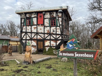 Das Hexenhaus fällt mit seiner märchenhaften Architektur sofort ins Auge.