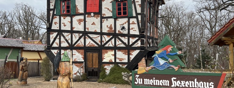 Das Hexenhaus fällt mit seiner märchenhaften Architektur sofort ins Auge.