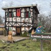 Das Hexenhaus fällt mit seiner märchenhaften Architektur sofort ins Auge.