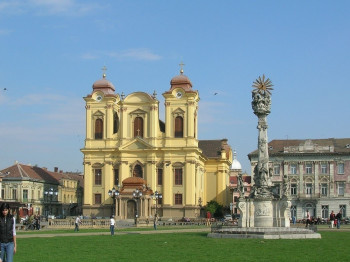 Blick auf die Piața Unirii mit der Dreifaltigkeitssäule rechts und dem Dom im Hintergrund.