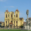Blick auf die Piața Unirii mit der Dreifaltigkeitssäule rechts und dem Dom im Hintergrund.