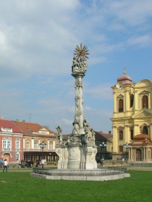 Die Dreifaltigkeitssäule stellt die drei Übel dar, mit der die Stadt Timisoara im Laufe ihrer Geschichte zu kämpfen hatte.