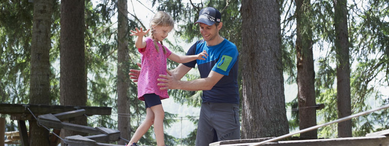 Im Waldseilgarten kann das Gleichgewicht getestet werden.