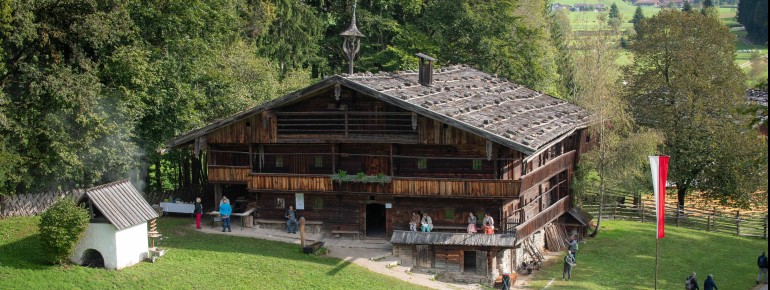 Ein Spaziergang durch die Geschichte: Im Freilichtmuseum Tiroler Bauernhöfe wird das bäuerliche Leben vergangener Jahrhunderte lebendig.