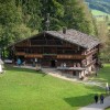 Ein Spaziergang durch die Geschichte: Im Freilichtmuseum Tiroler Bauernhöfe wird das bäuerliche Leben vergangener Jahrhunderte lebendig.