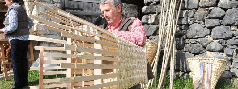 Mit geschickten Händen und alten Techniken entsteht ein handgeflochtener Korb – ein Erbe jahrhundertealter Tiroler Handwerkskunst.