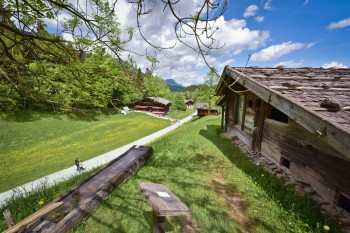 Zeitzeugen der Vergangenheit: Die historischen Bauernhöfe im Freilichtmuseum Tiroler Bauernhöfe erzählen von traditioneller Bauweise, harter Arbeit und dem einstigen Leben auf dem Land.