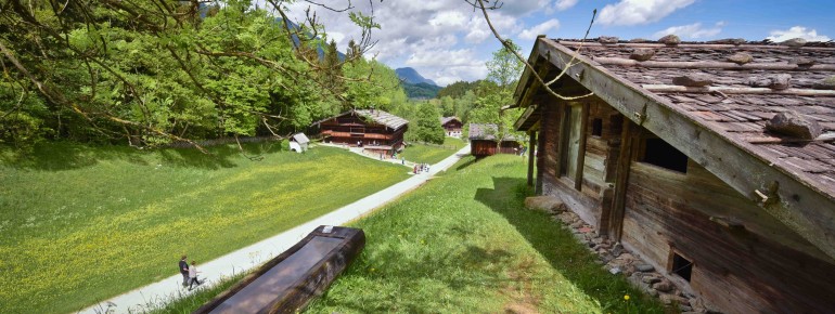 Zeitzeugen der Vergangenheit: Die historischen Bauernhöfe im Freilichtmuseum Tiroler Bauernhöfe erzählen von traditioneller Bauweise, harter Arbeit und dem einstigen Leben auf dem Land.