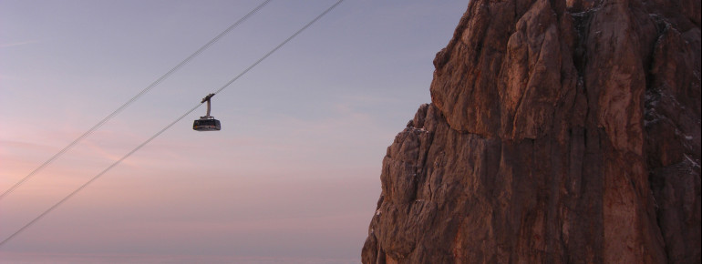 In nur 10 Minuten 'schwebt' die Tiroler Zugspitzbahn von Ehrwald aus auf den Gipfel der Zugspitze.
