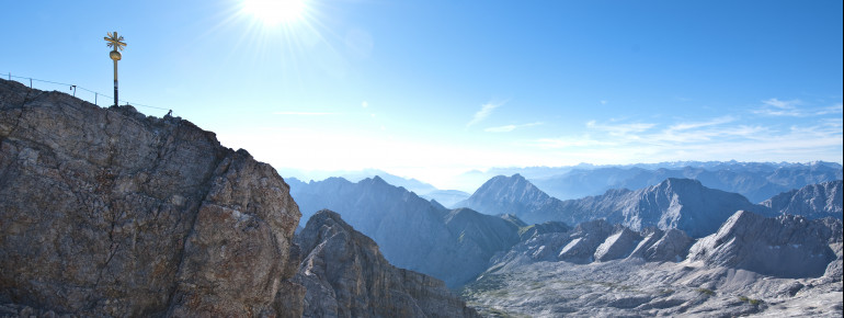 Einen beeindruckenden Ausblick hast du vom Gipfel der Zugspitze.