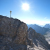 Einen beeindruckenden Ausblick hast du vom Gipfel der Zugspitze.