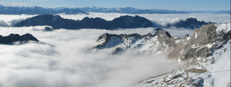 Einen tollen Blick über die Wolken hast du vom Gipfel der Zugspitze.