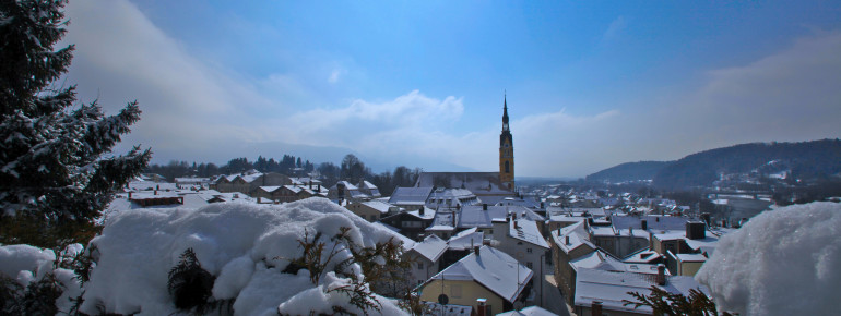 Eingebettet in die schöne Landschaft des Tölzer Landes bietet der Tölzer Christkindlmarkt eine tolle Atmosphäre, um die Weihnachtszeit zu genießen.