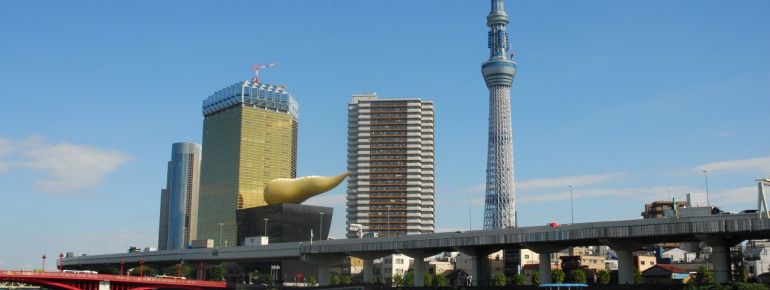Als zweithöchstes Gebäude der Welt überragt der Skytree die Stadt Tokio deutlich.