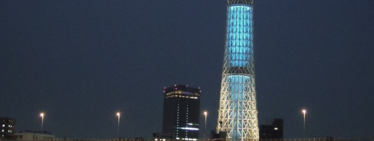 Der Skytree bei Nacht: die Beleuchtung entspricht einer besonderen Farbsymbolik.