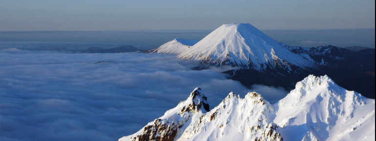 Schneebedeckte Gipfel - im Winter kann man im Tongariro-Nationalpark Skifahren.