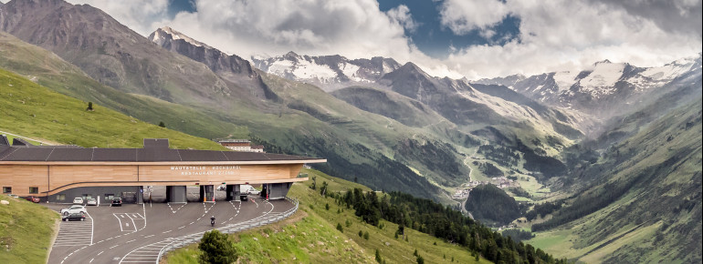 Vom Top Mountain Crosspoint hast du einen tollen Ausblick in die Ötztaler Alpen. (Foto vor dem Brand ohne Erweiterung)