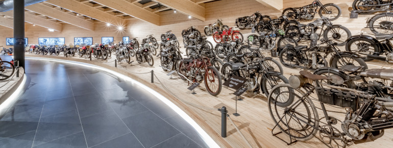 Am höchstgelegenen Motorradmuseum Europas findest du eine der umfangreichsten und kostbarsten Sammlungen historischer Motorräder in Österreich.