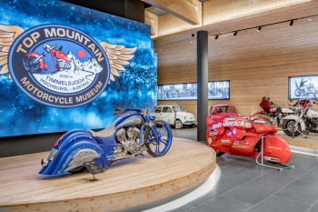 Das Motorradmuseum wurde nach dem Brand 2021 wieder neu aufgebaut und vergrößert.