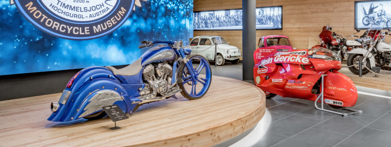 Das Motorradmuseum wurde nach dem Brand 2021 wieder neu aufgebaut und vergrößert.