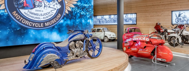 Das Motorradmuseum wurde nach dem Brand 2021 wieder neu aufgebaut und vergrößert.