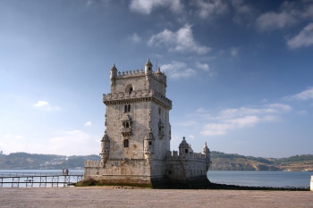 Der Turm liegt am Ufer des Tejos