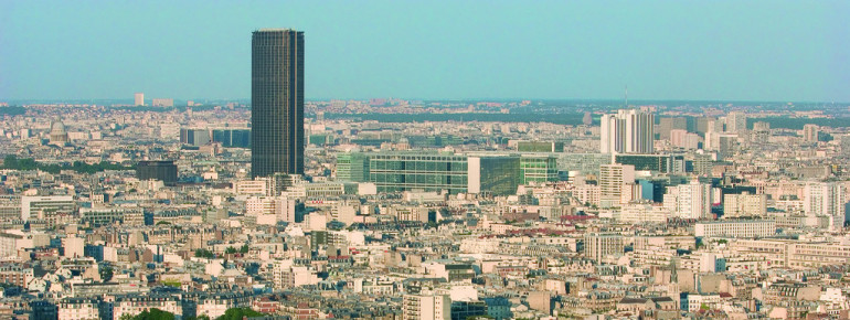 Deutlich höher als die umgebenden Gebäude ist der Turm Montparnasse.