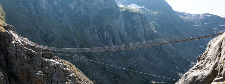 Über die Hängebrücke hat man einen Blick ins 100 Meter tiefe Tal und den klaren Triftsee.