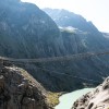 Über die Hängebrücke hat man einen Blick ins 100 Meter tiefe Tal und den klaren Triftsee.