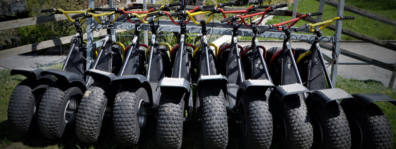 An der Bergstation Brandalp stehen zahlreiche Trottis für Abenteuerfans bereit.