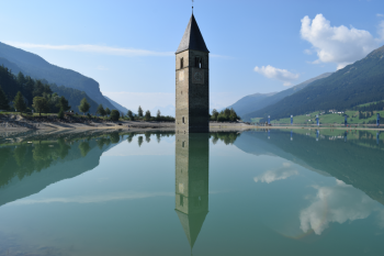 Der Kirchturm steht nahe der Ortschaft Graun bis zu 7 Meter tief im Wasser des Reschensees.