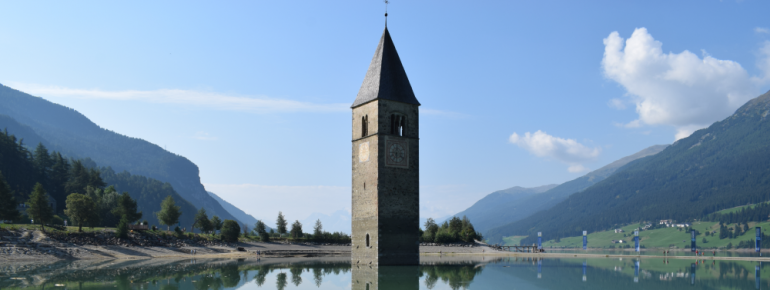 Der Kirchturm steht nahe der Ortschaft Graun bis zu 7 Meter tief im Wasser des Reschensees.