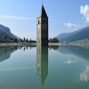 Der Kirchturm steht nahe der Ortschaft Graun bis zu 7 Meter tief im Wasser des Reschensees.