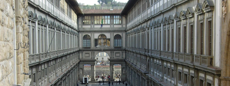 Die Uffizien mit dem verbindenden Vasalikorridor in der Mitte.