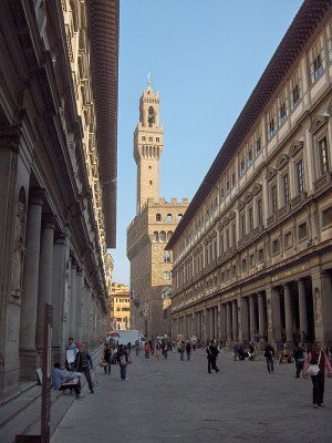 Die Uffizien in Richtung der Piazza della Signoria, im Hintergrund der Palazzo Vecchio.
