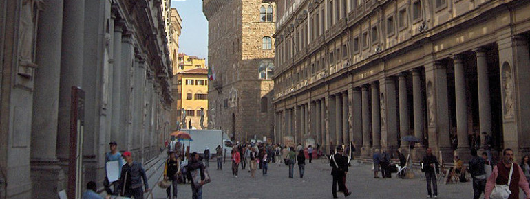 Die Uffizien in Richtung der Piazza della Signoria, im Hintergrund der Palazzo Vecchio.
