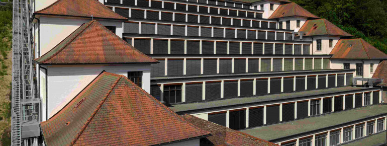 Der denkmalgeschützte Junghans Terrassenbau wurde von 1916 bis1918 nach den Plänen des Architekten Philipp Jakob Manz erbaut.