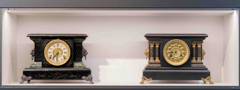 Im Museum werden historische Schwarzwalduhren gezeigt.