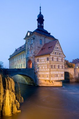 Direkt am Wasser gelegen: Das Alte Rathaus in Bamberg.