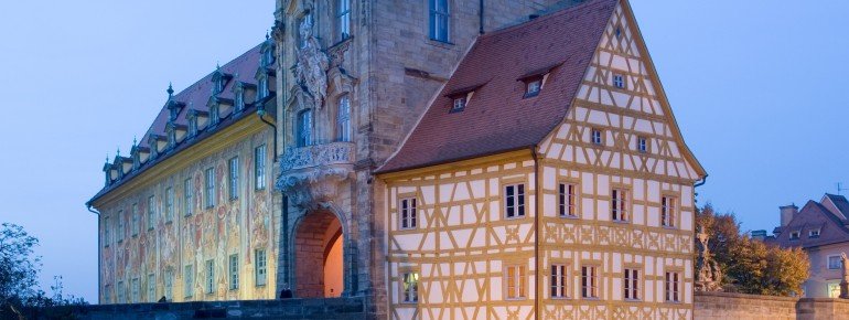 Direkt am Wasser gelegen: Das Alte Rathaus in Bamberg.