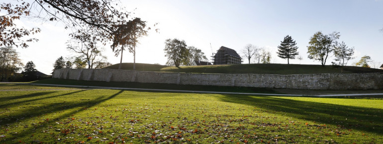 Klosterhügel mit Mauer